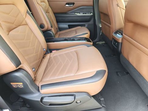 Used 2024 Nissan Pathfinder Platinum image 27