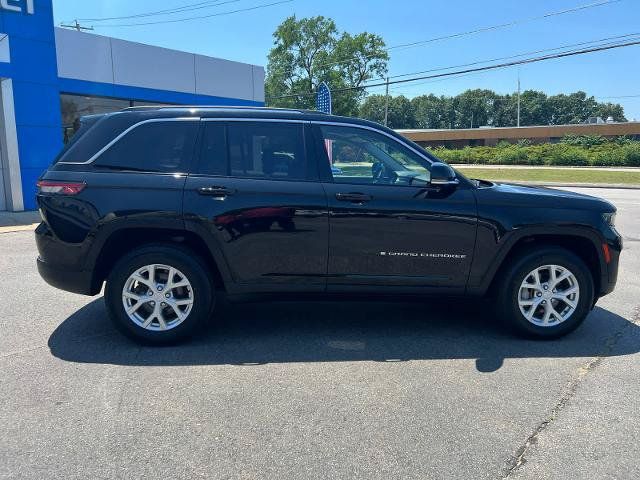 Used 2023 Jeep Grand Cherokee Limited w/ Trailer Tow Prep Group (B) AWD/4WD image 4