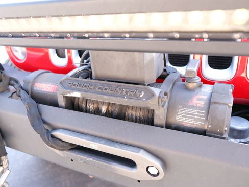 Used 2016 Jeep Wrangler Unlimited Sahara w/ Connectivity Group image 11