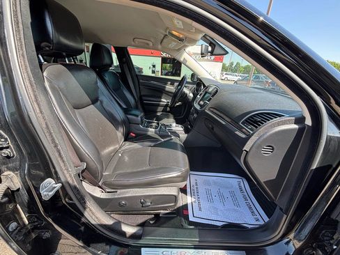 Used 2019 Chrysler 300 Limited RWD image 10