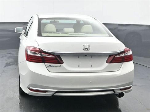 Used 2017 Honda Accord EX image 4