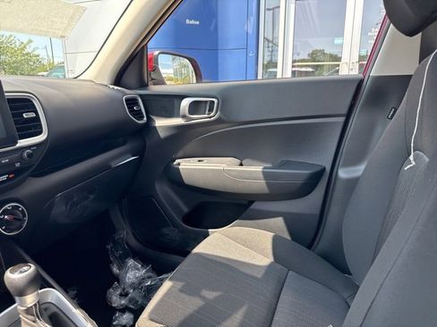 Certified 2025 Hyundai Venue SE image 32