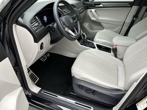 Used 2023 Volkswagen Tiguan SE R-Line image 12