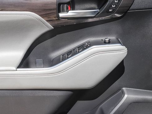 Used 2023 Toyota Highlander Limited FWD image 22