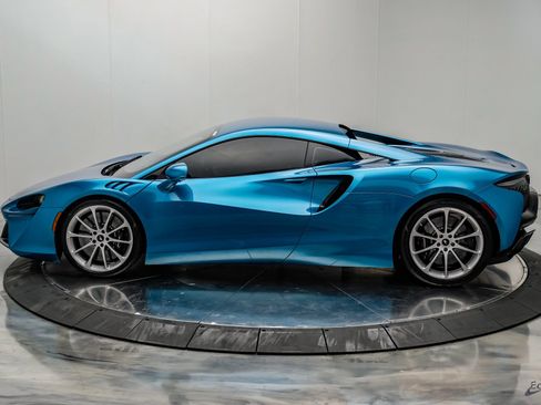 Used 2024 McLaren Artura RWD image 9