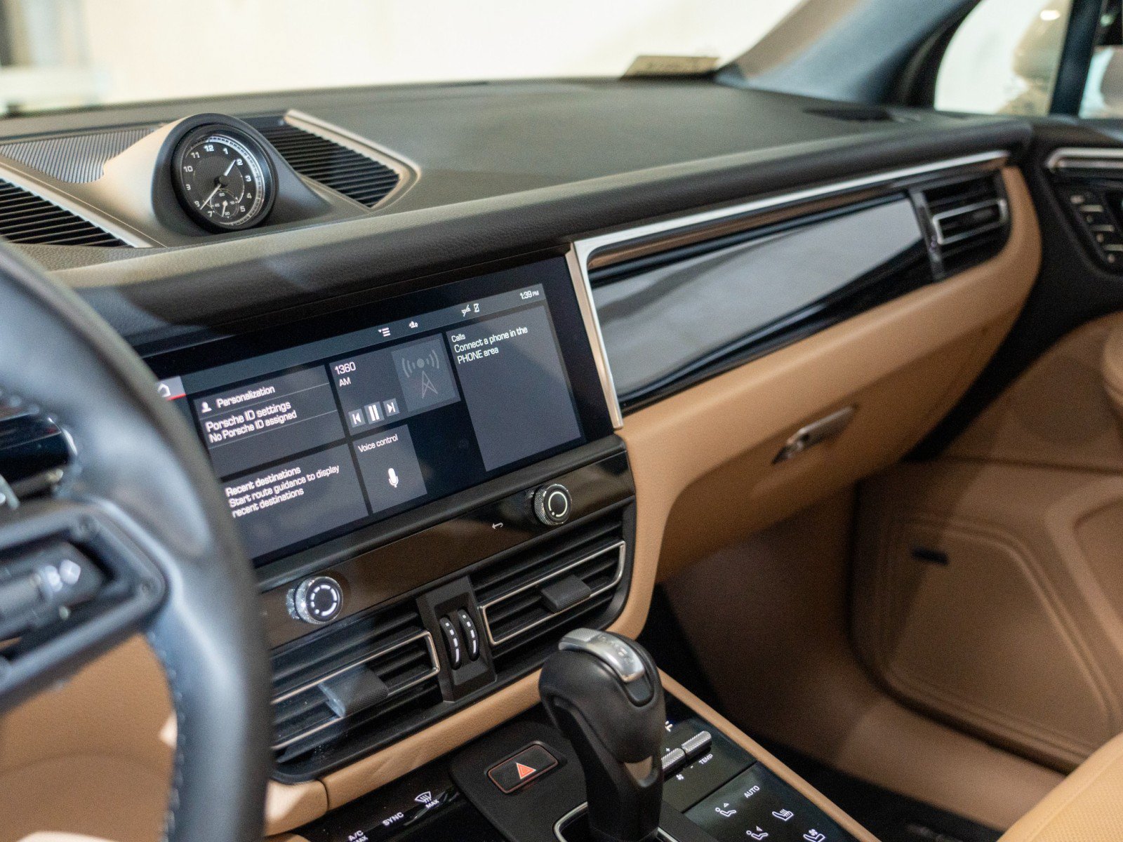 Certified 2023 Porsche Macan AWD/4WD image 21