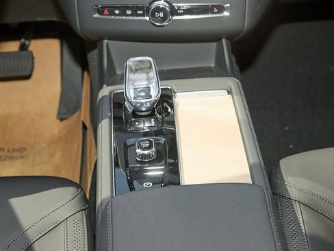 New 2025 Volvo XC90 B6 Plus w/ Protection Package image 26