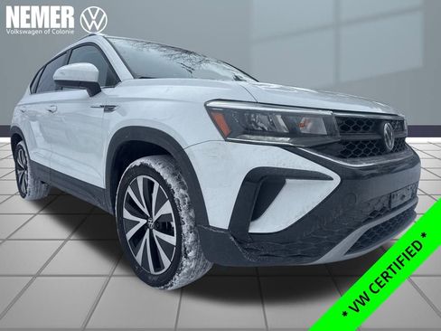 Used 2023 Volkswagen Taos SE w/ Panoramic Sunroof Package image 4