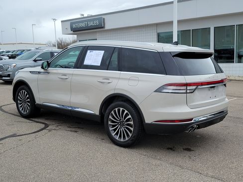 Used 2023 Lincoln Aviator Standard w/ Premium Package image 3