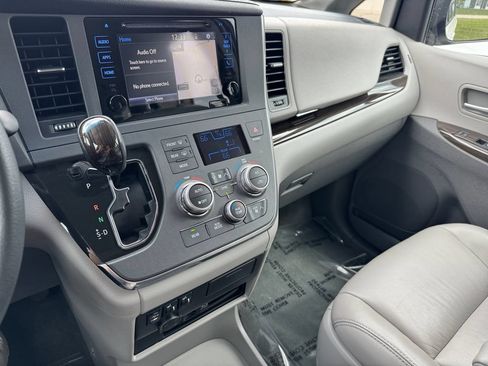Used 2017 Toyota Sienna XLE Premium AWD/4WD image 29