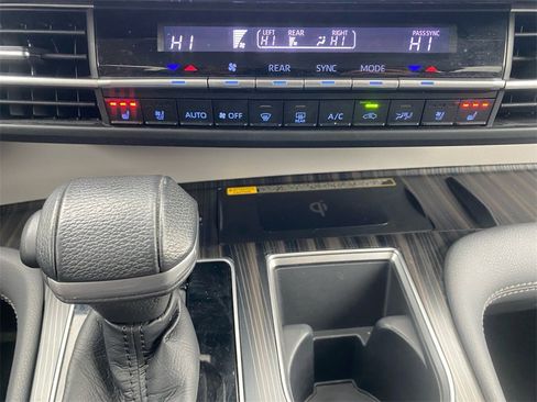 Used 2021 Toyota Sienna Limited w/ Protection Package (TMS) image 23
