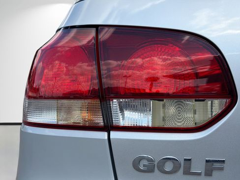 Used 2010 Volkswagen Golf 2-Door image 10