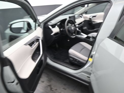 Used 2022 Toyota RAV4 XLE AWD/4WD image 14