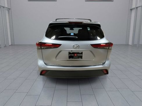 Used 2022 Toyota Highlander XLE AWD/4WD image 7