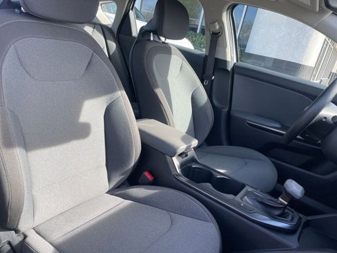 Used 2025 Kia K4 LXS image 35