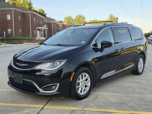 Used 2020 Chrysler Pacifica Touring-L FWD image 1