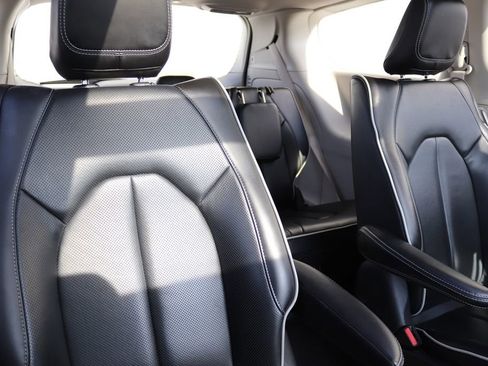 Used 2023 Chrysler Pacifica Limited image 6