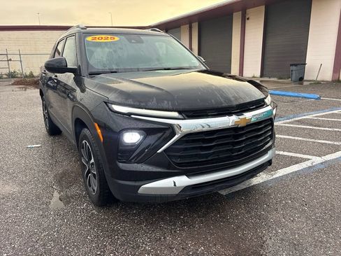 Used 2025 Chevrolet TrailBlazer LT FWD image 1