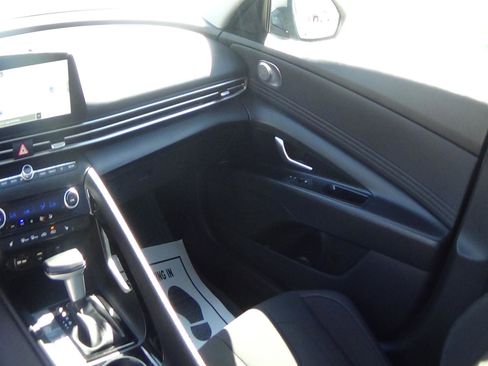 Used 2025 Hyundai Elantra SEL FWD image 13