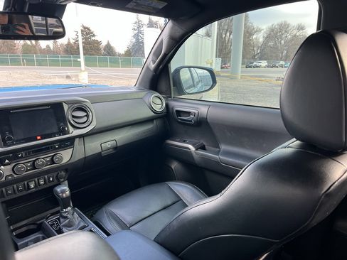 Used 2019 Toyota Tacoma TRD Off-Road image 24