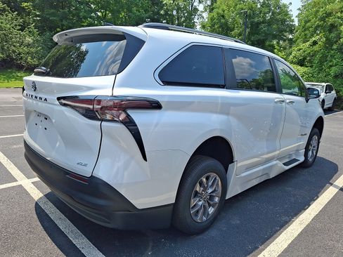 Used 2026 Toyota Sienna XLE FWD image 4