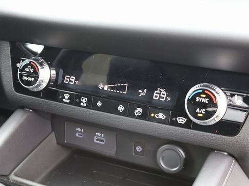 New 2025 Mitsubishi Outlander SE image 10