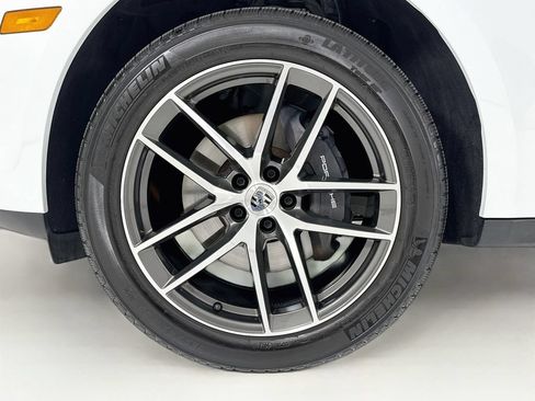 Certified 2025 Porsche Macan AWD/4WD image 33