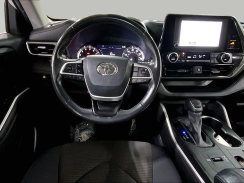 Used 2023 Toyota Highlander LE FWD image 6