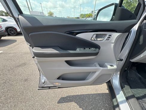 Used 2019 Honda Pilot Touring image 11