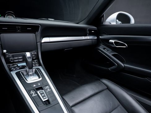 Used 2017 Porsche 911 Turbo image 45