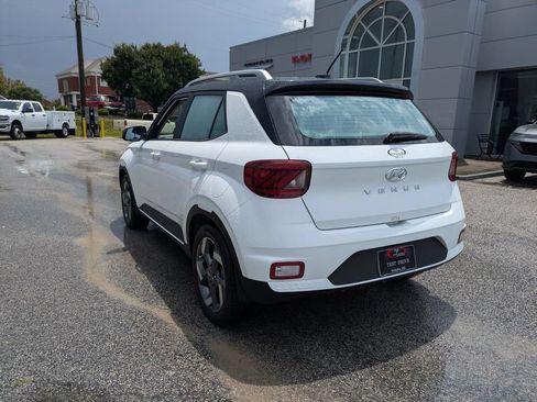 Used 2024 Hyundai Venue Limited FWD image 6