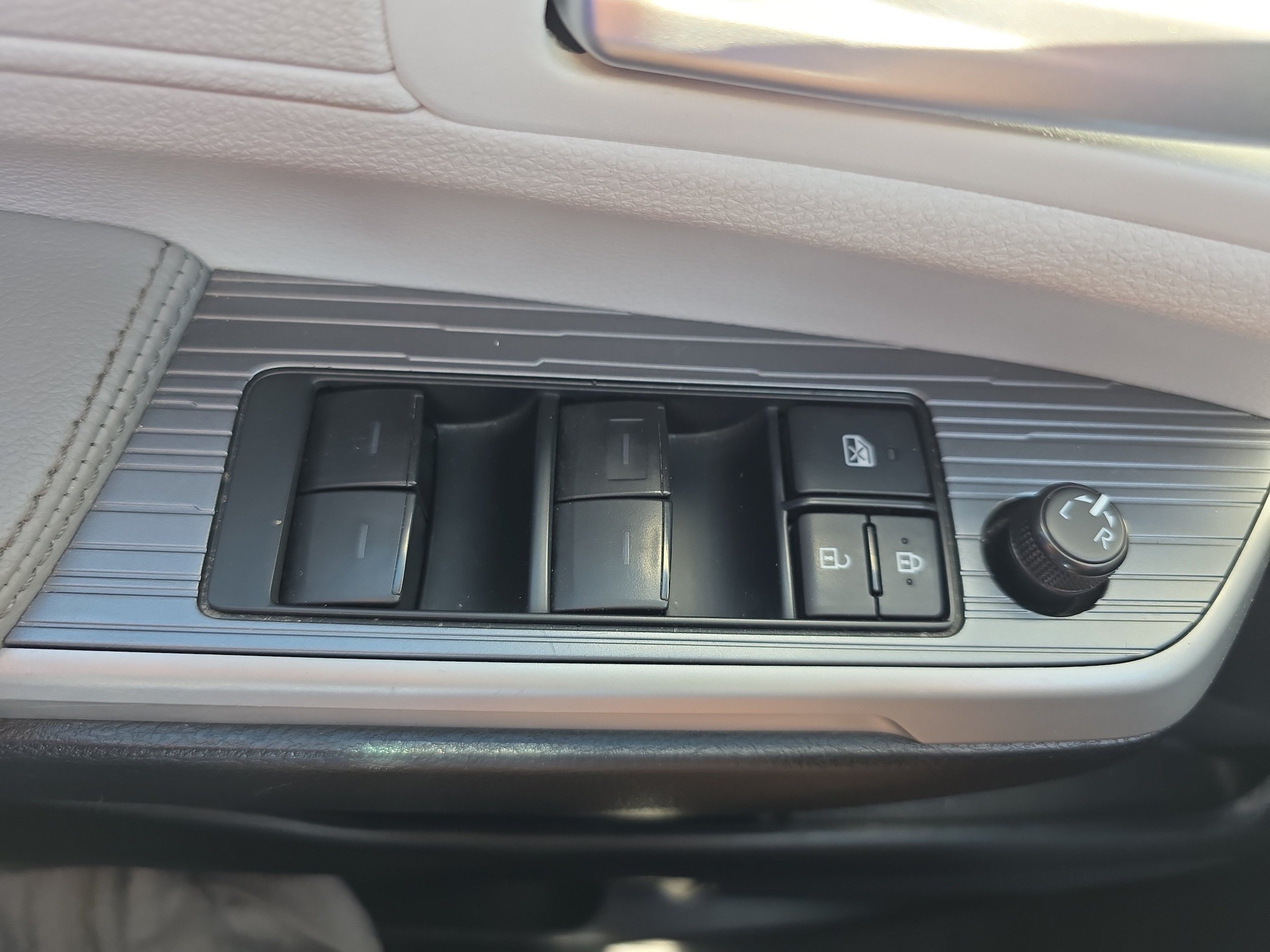 Used 2025 Toyota Sienna XLE FWD image 30