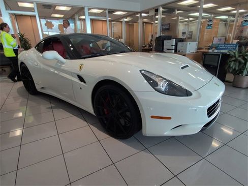 Used 2011 Ferrari California image 2
