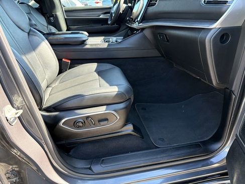 Used 2024 Jeep Wagoneer L Series II w/ Flexible Seating Group AWD/4WD image 13
