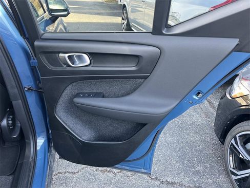 Used 2025 Volvo XC40 B5 Core w/ Climate Package image 20