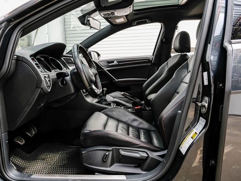 Used 2017 Volkswagen GTI SE image 4