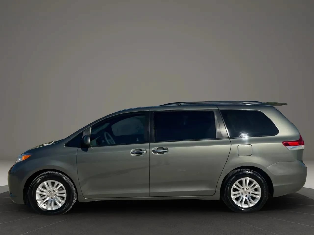Used 2011 Toyota Sienna XLE w/ XLE Navigation Pkg FWD image 9