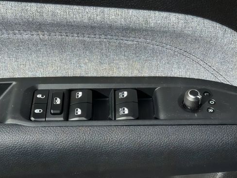 Used 2025 Jeep Compass Latitude image 23