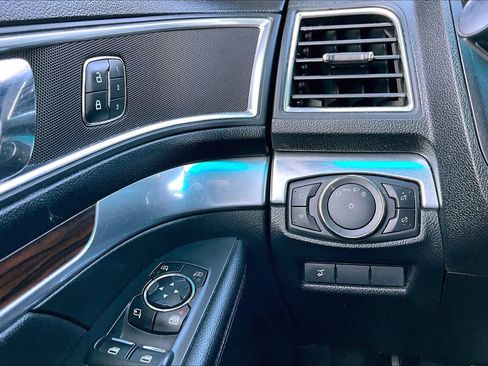 Used 2016 Ford Explorer Limited image 32