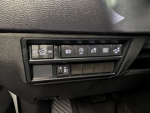 Used 2022 Toyota Tundra SR5 w/ SR5 Convenience Package AWD/4WD image 22