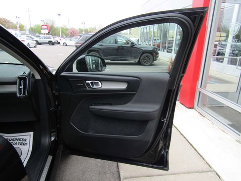Used 2024 Volvo XC40 B5 Plus AWD/4WD image 12