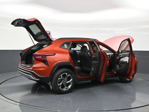 Used 2024 Chevrolet Trax LT w/ Driver Confidence Package FWD image 29