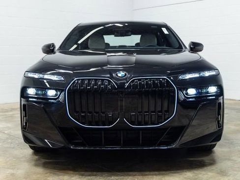 Used 2025 BMW 760i xDrive w/ Executive Package image 8