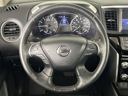 Used 2019 Nissan Pathfinder SV image 14