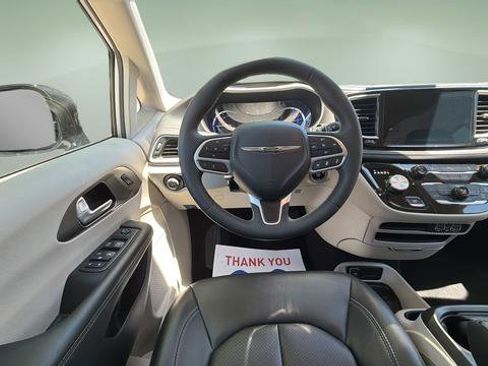 Used 2024 Chrysler Pacifica Limited FWD image 8