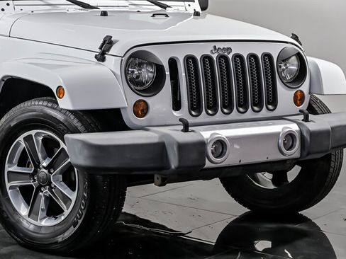 Used 2012 Jeep Wrangler Unlimited Sahara w/ Connectivity Group AWD/4WD image 2