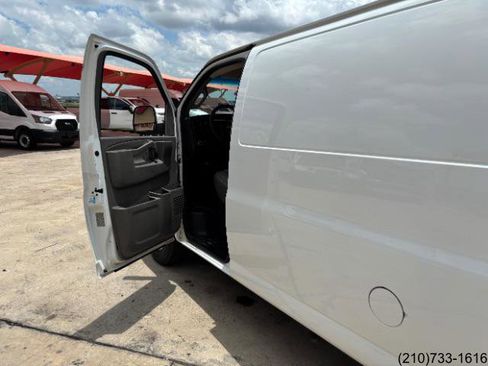 Used 2016 Chevrolet Express 3500 Extended RWD image 12