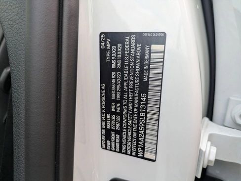Certified 2025 Porsche Macan AWD/4WD image 29