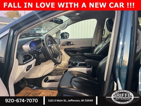 Used 2022 Chrysler Pacifica Touring-L image 18