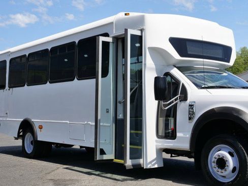 Used 2017 Ford F550 2WD Regular Cab Super Duty image 11